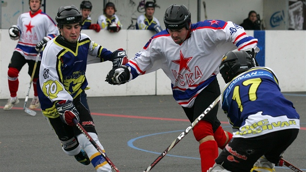 estmír Brutík (uprosted) z CSKA Karlovy Vary v souboji s hostivaskými