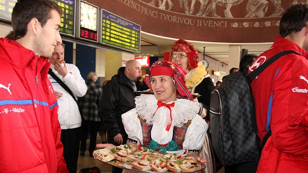 esk fotbalisty vtaly na olomouckm ndra krojovan dvky.