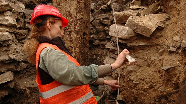 Archeologov pi vzkumu na stavb modernho komplexu Copa Centrum Nrodn ve Splen ulici.