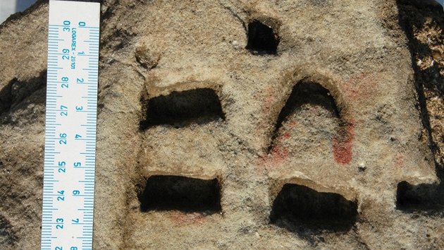 Jednm z  nejvznamnjch byl objev zhruba dvaceti nhrobnch kamen, na nich se i po vce ne pti stoletch zachovaly malovan pedlohy pro vytesn psmen.