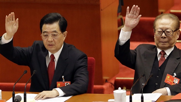 O obsazen stednho vboru nsk komunistick strany hlasovali i souasn prezident Chu in-tchao (vlevo) a jeho pedchdce iang Ce-min.