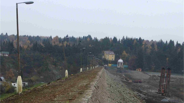 Hrz Plumlovsk pehrady je nyn k nepoznn, dlnci kvli opravm odstranili zbradl i asfaltovou silnici.