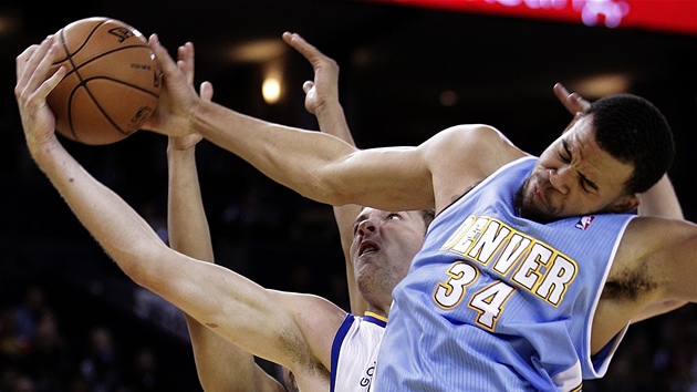 JaVale McGee z Denveru a David Lee z Golden State se petahuj o m.