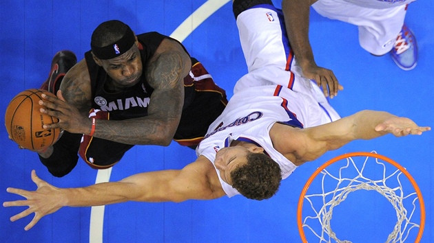 LeBron James (vlevo) z Miami se pokou pekonat blok Blakea Griffina z LA Clippers.