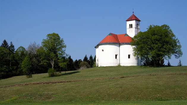 Pi toulkch bezprostednm okolm jezera narazte na rzovit vesniky s pvabnmi pamtkami jako teba kostelk svatho Wolfganga v osad Zele, kter pochz ze 17. stolet.