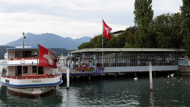 Pestoe na výcarských jezerech jezdí parníky, vtina z nich má kvalitu pitné...