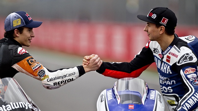 POZDRAV MISTR. Marc Marquez (vlevo), mistr svta ve td Moto2, se zdrav s krlem nejsilnj kubatury Jorge Lorenzem. 