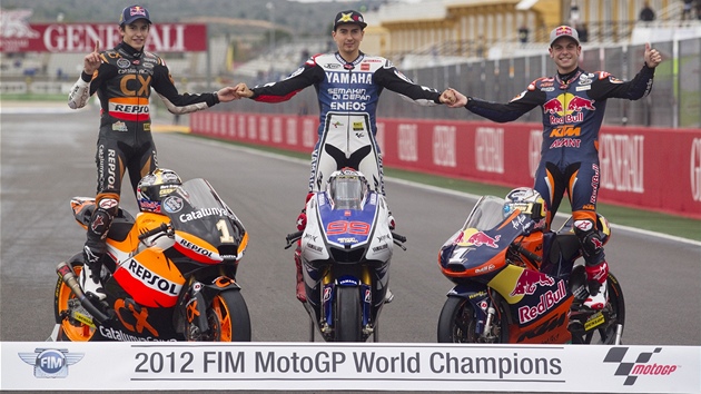 AMPIONI. Nad oslavnm banerem pzuj ti misti svta. Zleva Marc Marquez (Moto2), Jorge Lorenzo (Moto GP) a Sandro Cortese (Moto3). 