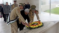 éf palestinské samosprávy Mahmúd Abbás klade vnec v mauzoleu Jásira Arafata