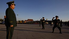 íntí dstojníci se fotí na námstí Nebeského klidu (12. listopadu 2012)