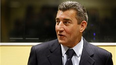 Nkdejí chorvatský generál Ante Gotovina bhem odvolacího soudu v Haagu (16.