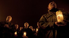 Chorvattí veteráni se v centru Záhebu modlí za Ante Gotovinu (16. listopadu