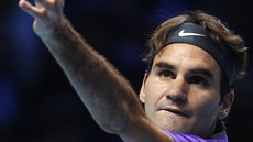 PODÁNÍ. Roger Federer na Turnaji mistr v souboji s Juanem Martinem Del Potrem. 