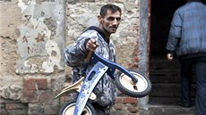 Po týdenním pobytu ve školní tělocvičně se Romové z nebezpečného domu v... Po týdenním pobytu ve školní tělocvičně se Romové z nebezpečného domu v...