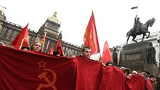 Na Václavské náměstí dorazili i mladí komunisté. (17. listopadu 2012) Na Václavské náměstí dorazili i mladí komunisté. (17. listopadu 2012)
