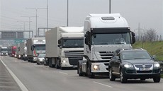 Policie na Pražském vyšetřuje nehodu, kdy mladík zřejmě vběhl do silnice a Policie na Pražském vyšetřuje nehodu, kdy mladík zřejmě vběhl do silnice a