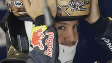ZASE BYL NEJRYCHLEJÍ. Sebastian Vettel z Red Bullu si nasazuje helmu ped