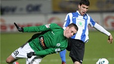 PO HLAVĚ DO SOUBOJE. Ondřej Vaněk z Jablonce (vlevo) se pokouší předskočit PO HLAVĚ DO SOUBOJE. Ondřej Vaněk z Jablonce (vlevo) se pokouší předskočit