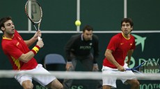 panltí tenisté Marcel Granollers (vlevo) a Marc Lopez ve tyhe ve finále...
