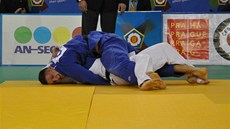 Judista Luká Krpálek (v modrém) na mistrovství Evropy do 23 let