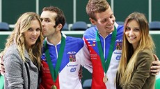 Radek tpánek s Nicole (vlevo) a Tomá Berdych s Ester po eském vítzství v...