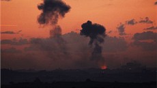 Z Gaza City stoupá dým po izraelských leteckých úderech (14. listopadu 2012) 