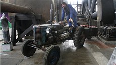 Traktor Zetor má pvodní pneumatiky Baa a letos v ervnu jet jezdil po poli.