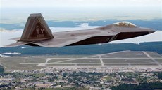 Stíhaka F-22 Raptor nad leteckou základnou Tyndall na Florid  