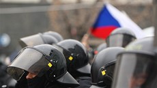 Na Václavském náměstí bylo už v poledne rušno. Situaci hlídali policejní Na Václavském náměstí bylo už v poledne rušno. Situaci hlídali policejní