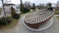 Otáčivé hlediště stojí v parku českokrumlovského zámku u letohrádku Belárie. Otáčivé hlediště stojí v parku českokrumlovského zámku u letohrádku Belárie.