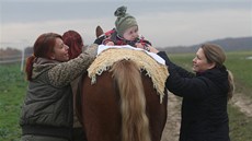 Kristýnka (22.msíc) na hipoterapii s konm Vakem v Ludgeovicích na Opavsku.