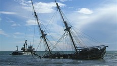 Záchranná lo bagruje písek kolem ztroskotané plachetnice La Grace. (10. 11....