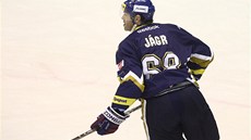 ČEKÁNÍ NA PŘIHRÁVKU. Jaromír Jágr krouží po ledě a najíždí si na nahrávku ČEKÁNÍ NA PŘIHRÁVKU. Jaromír Jágr krouží po ledě a najíždí si na nahrávku