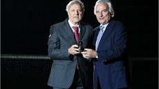 OCENĚNÍ. Jan Kodeš přebírá z rukou šéfa ITF Franceska Ricci Bittiho "Ocenění za OCENĚNÍ. Jan Kodeš přebírá z rukou šéfa ITF Franceska Ricci Bittiho "Ocenění za