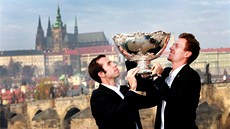 S TROFEJÍ. Radek tpánek a Tomá Berdych pózují se "salátovou mísou".