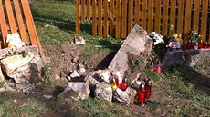 Na místo tragické nehody u Lopeníku nosí lidé kvtiny a svíky. (11. listopadu...