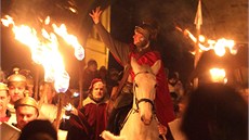 Svatý Martin na bílém koni rozhazoval početným divákům zlaté peníze s... Svatý Martin na bílém koni rozhazoval početným divákům zlaté peníze s...