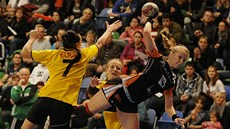 Mostecká házenkářka Kamila Vysloužilová v šanci před brankou Kaunasu. Mostecká házenkářka Kamila Vysloužilová v šanci před brankou Kaunasu.