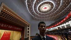 Ochranka hlídá závrený ceremoniál na komunistickém sjezdu v pekingském Paláci...