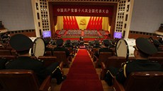 Zadní ady pekingského Paláce lidu obsadili vojentí hudebníci.