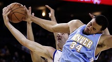 JaVale McGee z Denveru a David Lee z Golden State se petahují o mí.