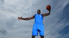 SKÁČE RADOSTÍ. Bernard James krátce poté, co si ho Dallas Mavericks vybrali v SKÁČE RADOSTÍ. Bernard James krátce poté, co si ho Dallas Mavericks vybrali v