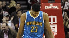 Anthony Davis z New Orleans Hornets vstebává zklamání z prohry.