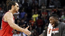 Joakim Noah (vlevo) a Nate Robinson se radují z úspchu Chicaga na palubovce