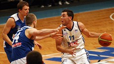 Adam Číž (vpravo) z Ostravy obchází Lukáše Feštra (vlevo) a Jiřího Stariata z Adam Číž (vpravo) z Ostravy obchází Lukáše Feštra (vlevo) a Jiřího Stariata z
