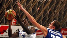 Jeremiah Wilson (vlevo) z Ostravy zakončuje přes Stanislava Votrbouka z USK Jeremiah Wilson (vlevo) z Ostravy zakončuje přes Stanislava Votrbouka z USK