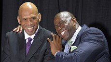 TAK CO? NEPJDE K NÁM? O víkendu pi Utkání hvzd NBA se Magic Johnson dobe bavil, i s LeBronem Jamesem. Te jej eká funkcionáský úkol.