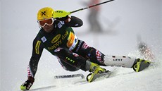 Ivica Kosteli z Chorvatska projídí jednu z branek slalomu Svtového poháru ve