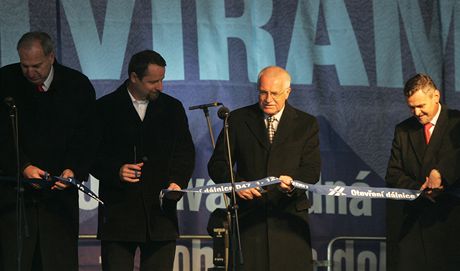 Slavnostní otevení úseku dálnice D47 mezi Ostravou a Bohumínem v prosinci 2007.
