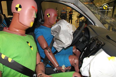 Testovací figuríny jsou nezbytnou souíástí vývoje vozu. Ty barevné fleky na oblieji nejsou bojové zbarvení ani je nenosí pro parádu, je to jednoduchý indikátor stetu hlavy s airbagem.